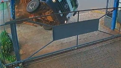 Fotos de Vídeo mostra caminhão da coleta de lixo da prefeitura de Sarandi tombando