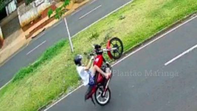 Fotos de Vídeo mostra motociclista empinando moto na frente da viatura da PM, em Maringá