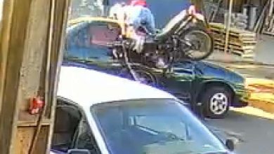 Fotos de Vídeo: motociclista e moto voam por cima de carro após colisão em Sarandi