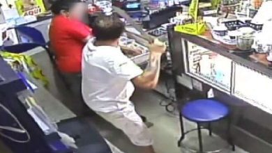 Fotos de Vídeo: mulher é ameaçada por homem com facão durante assalto em Maringá