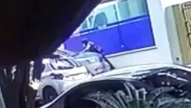 Fotos de Vídeos mostram carro desgovernado atropelando duas idosas em cima da calçada em Maringá
