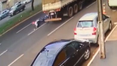 Fotos de Vídeos mostram quando moto bate atrás de carreta na Avenida Colombo em Maringá