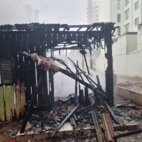 Incêndio em pensionato deixa um morto e três pessoas gravemente feridas em Maringá Foto 1 Fotos de Incêndio em pensionato deixa um morto e três pessoas gravemente feridas em Maringá