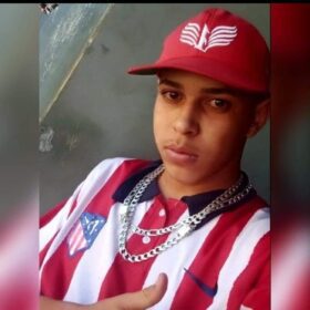 Jovem é morto a tiros após ser chamado no portão de residência em Sarandi Foto 1 Fotos de Jovem é morto a tiros após ser chamado no portão de residência em Sarandi