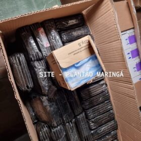 Polícia Militar apreende submetralhadora e carga de eletrônicos avaliada em mais de 5 milhões em Maringá Foto 1 Fotos de Polícia Militar apreende submetralhadora e carga de eletrônicos avaliada em mais de 5 milhões em Maringá