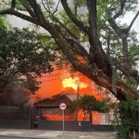 Fotos de Uma mulher morreu e três pessoas foram intubadas após incêndio em pensionato em Maringá