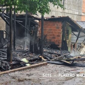 Fotos de Uma mulher morreu e três pessoas foram intubadas após incêndio em pensionato em Maringá