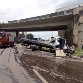 Vídeo mostra momento que caminhão despenca de viaduto do Contorno Norte em Maringá  Foto 1 Fotos de Vídeo mostra momento que caminhão despenca de viaduto do Contorno Norte em Maringá