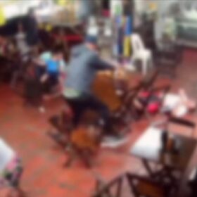 Câmeras de segurança registram homem sendo executado a tiros em bar Foto 1 Fotos de Câmeras de segurança registram homem sendo executado a tiros em bar