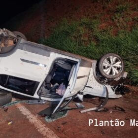 Fotos de Carro capota após colisão com outro veículo no Contorno Norte em Maringá