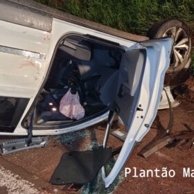 Fotos de Carro capota após colisão com outro veículo no Contorno Norte em Maringá