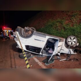 Fotos de Carro capota após colisão com outro veículo no Contorno Norte em Maringá