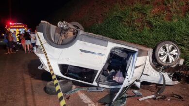 Fotos de Carro capota após colisão com outro veículo no Contorno Norte em Maringá
