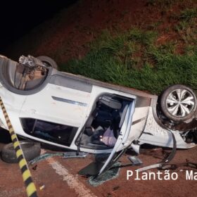 Fotos de Carro capota após colisão com outro veículo no Contorno Norte em Maringá