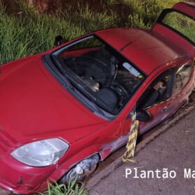 Fotos de Carro capota após colisão com outro veículo no Contorno Norte em Maringá