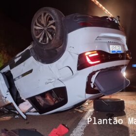 Fotos de Carro capota após colisão com outro veículo no Contorno Norte em Maringá