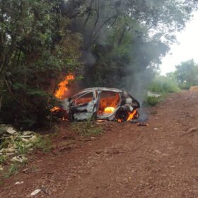 Fotos de Carro furtado é incendiado na Zona Rural de Sarandi