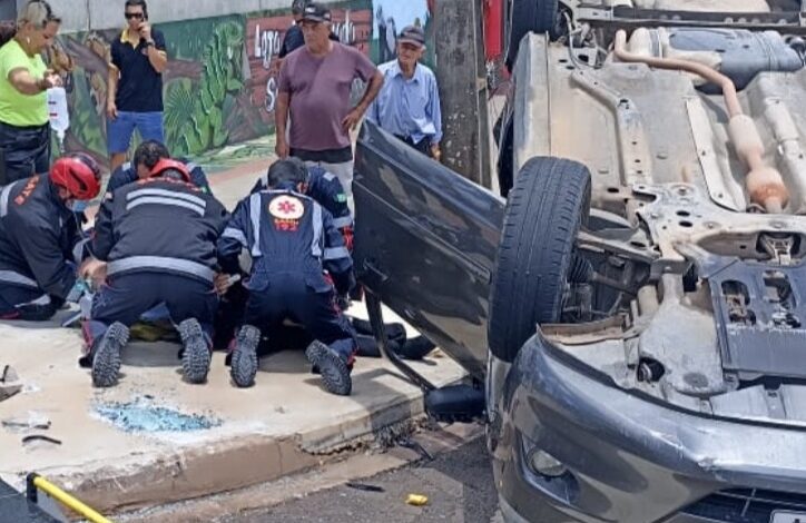 Fotos de Casal fica ferido após colisão seguida de capotamento em Maringá