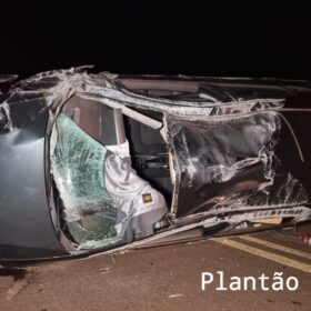Fotos de Dois carros capotam após colisão e deixa sete pessoas feridas em Maringá