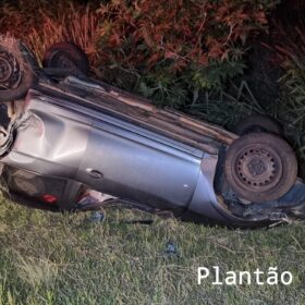 Fotos de Dois carros capotam após colisão e deixa sete pessoas feridas em Maringá