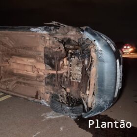 Fotos de Dois carros capotam após colisão e deixa sete pessoas feridas em Maringá