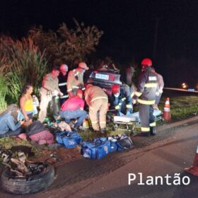 Fotos de Dois carros capotam após colisão e deixa sete pessoas feridas em Maringá
