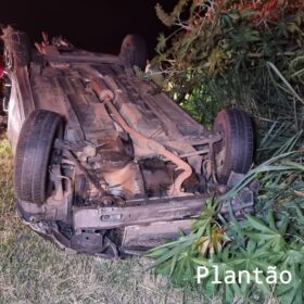 Fotos de Dois carros capotam após colisão e deixa sete pessoas feridas em Maringá