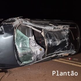Fotos de Dois carros capotam após colisão e deixa sete pessoas feridas em Maringá