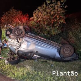 Fotos de Dois carros capotam após colisão e deixa sete pessoas feridas em Maringá