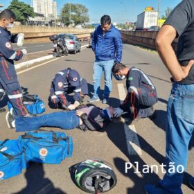 Engavetamento envolvendo quatro veículos deixa moça ferida em Maringá Foto 1 Fotos de Engavetamento envolvendo quatro veículos deixa moça ferida em Maringá