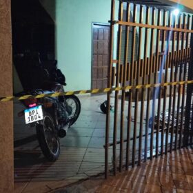 Fotos de Homem tem casa invadida e é morto com 12 facadas nas costas em Sarandi