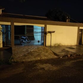 Fotos de Homem tem casa invadida e é morto com 12 facadas nas costas em Sarandi