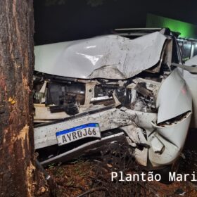 Fotos de Motorista sofre ferimentos graves após bater carro contra árvore em Maringá