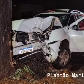 Fotos de Motorista sofre ferimentos graves após bater carro contra árvore em Maringá