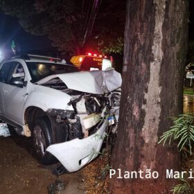 Fotos de Motorista sofre ferimentos graves após bater carro contra árvore em Maringá