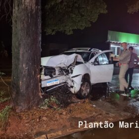 Fotos de Motorista sofre ferimentos graves após bater carro contra árvore em Maringá