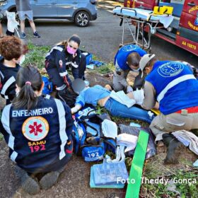 Mulher sofre ferimentos graves após carro avança preferencial em Maringá Foto 1 Fotos de Mulher sofre ferimentos graves após carro avança preferencial em Maringá
