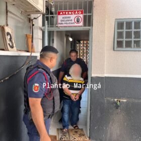Fotos de Papai Noel é conduzido para a delegacia suspeito de abusar sexual da neta em Maringá