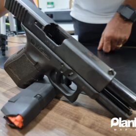 Fotos de Pistola utilizada para matar mulher na frente da filha de 6 anos em Sarandi é apreendida pela PC