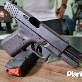 Pistola utilizada para matar mulher na frente da filha de 6 anos em Sarandi é apreendida pela PC Foto 1 Fotos de Pistola utilizada para matar mulher na frente da filha de 6 anos em Sarandi é apreendida pela PC