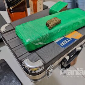 Fotos de Policiais civis de Peabiru e Campo Mourão prende homem em Sarandi com drogas e produtos furtados