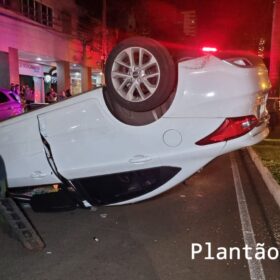 Fotos de Três mulheres ficaram feridas após colisão seguida de capotamento na região central de Maringá