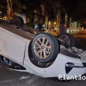 Fotos de Três mulheres ficaram feridas após colisão seguida de capotamento na região central de Maringá