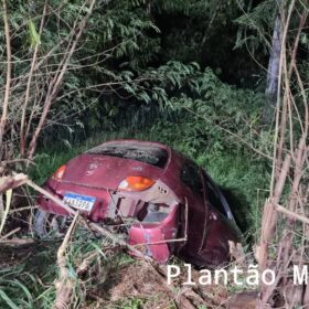 Fotos de Após agredir o filho, homem joga carro contra alambrado e cai em fundo de vale em Maringá 