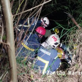 Fotos de Após agredir o filho, homem joga carro contra alambrado e cai em fundo de vale em Maringá 