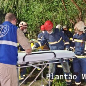 Fotos de Após agredir o filho, homem joga carro contra alambrado e cai em fundo de vale em Maringá 