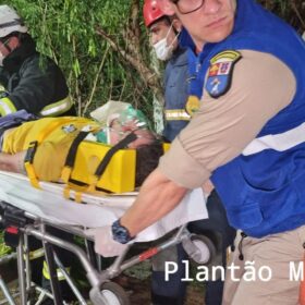 Fotos de Após agredir o filho, homem joga carro contra alambrado e cai em fundo de vale em Maringá 