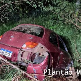 Fotos de Após agredir o filho, homem joga carro contra alambrado e cai em fundo de vale em Maringá 