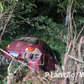 Fotos de Após agredir o filho, homem joga carro contra alambrado e cai em fundo de vale em Maringá 