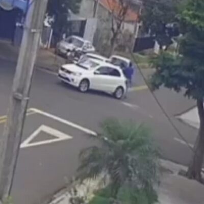 Fotos de Bandidos armados fecham motorista, rendem ocupantes e roubam carro em Maringá; vídeo